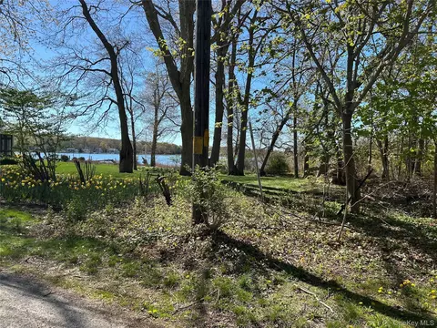 105 Mailer Ct, Southold, NY 11971