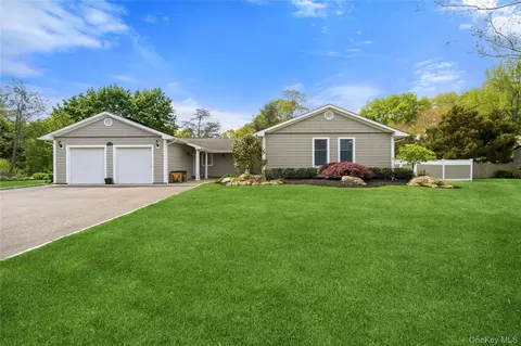 12 Buccaneer Ln, Setauket, NY 11733
