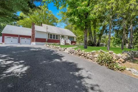 183 Dogwood Dr, Wading River, NY 11792