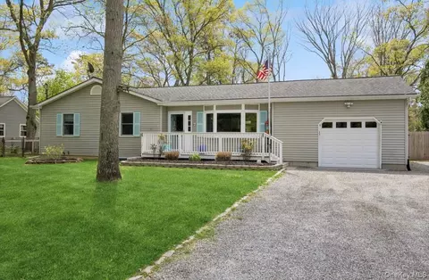 85 Old Stone Rd, Calverton, NY 11933