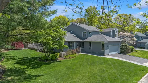 4 Wood Path Dr, Northport, NY 11768