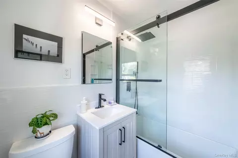 Bath - 55 Maple Ave #3B, Greenburgh, NY 10706 photo 2 of 3