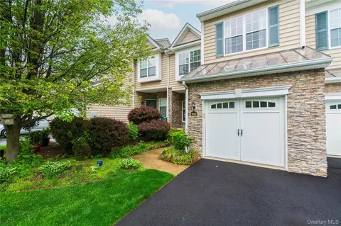 908 Huntington Dr, Fishkill, NY 12524