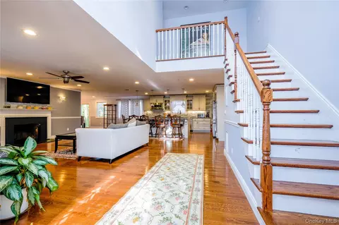 752 Kensington Ct, Westbury, NY 11590