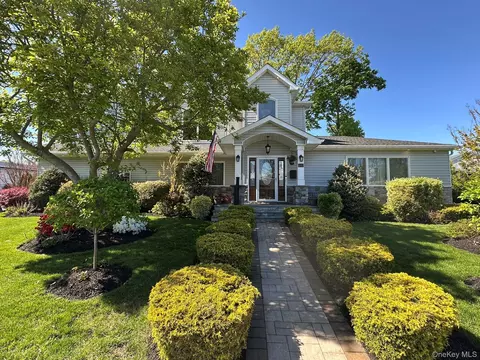 752 Kensington Ct, Westbury, NY 11590
