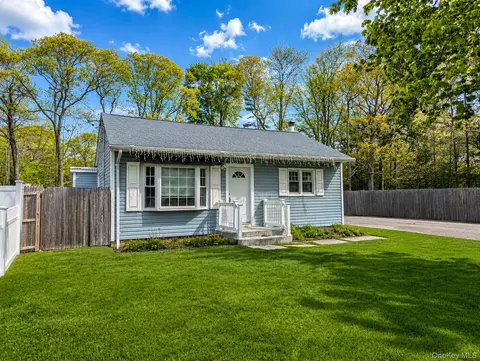 137 Baybright Dr E, Shirley, NY 11967