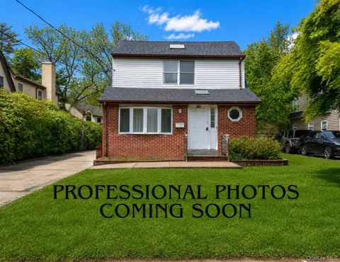 20 School House Ln, Syosset, NY 11791