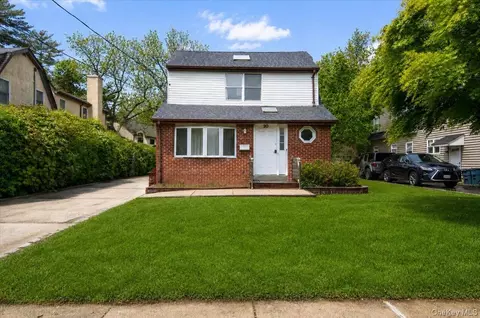 20 School House Ln, Syosset, NY 11791