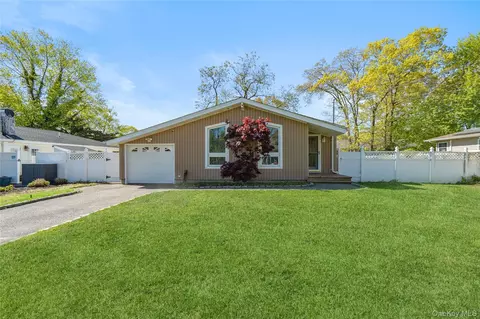 82 Robinwood Dr, Mastic Beach, NY 11951