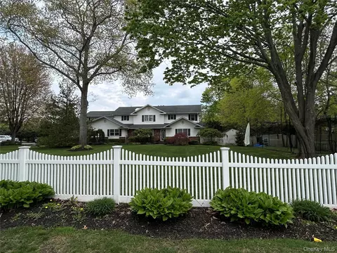 227 Gillette Ave, Bayport, NY 11705