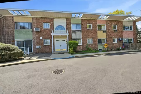 263 N Newbridge Rd #1C, Levittown, NY 11756