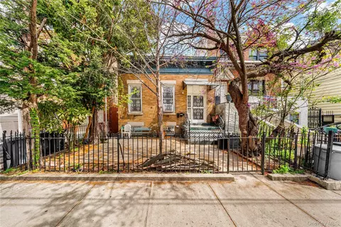 3217 46th St, New York, NY 11103