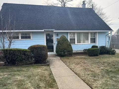 27 Park Ln, Bethpage, NY 11714