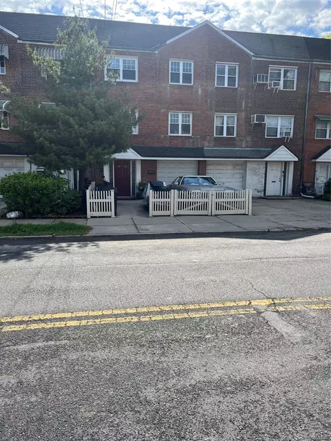 2515 150th St, Flushing, NY 11354