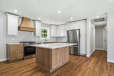 21 Robbins St, Lindenhurst, NY 11757