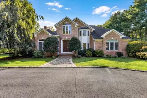 23 Overbrook Ln, Glen Head, NY 11545
