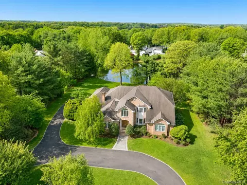 23 Overbrook Ln, Glen Head, NY 11545