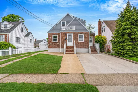 301 Merrifield Ave, Oceanside, NY 11572