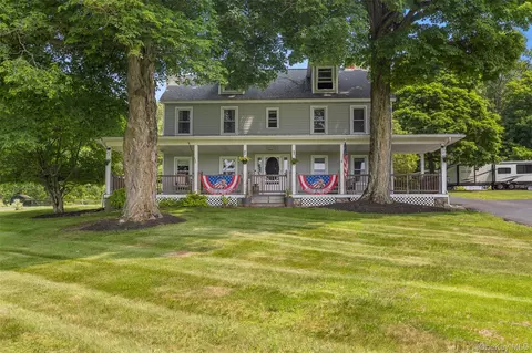 421 Orchard Dr, Wallkill, NY 12589