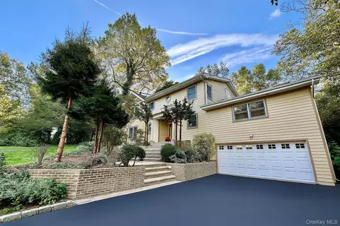 8 Briarfield Dr, North Hempstead, NY 11020