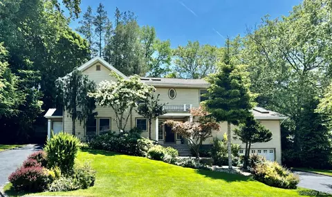 8 Briarfield Dr, North Hempstead, NY 11020