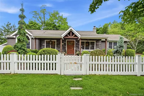 5 Judges Ln, Smithtown, NY 11787