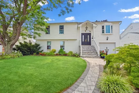 3894 Nancy Ln, Seaford, NY 11783