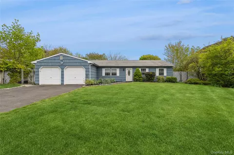 7 Austin St, Bellport, NY 11713
