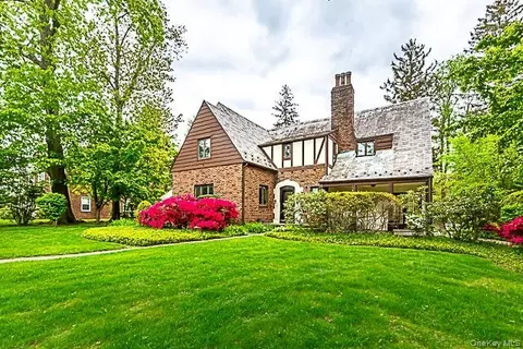 15 Mirrielees Rd, North Hempstead, NY 11021