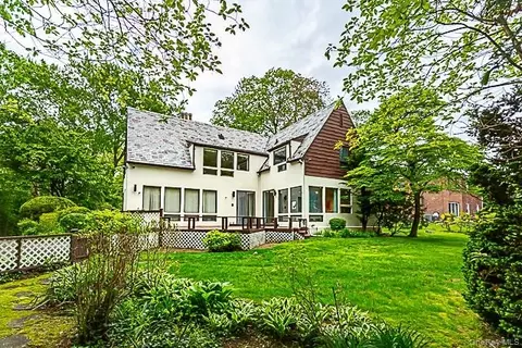 15 Mirrielees Rd, North Hempstead, NY 11021