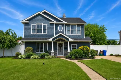 26 Sycamore Ln, Levittown, NY 11756