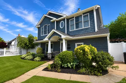 26 Sycamore Ln, Levittown, NY 11756