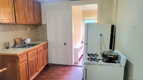 Entry Way - 152 Cannon St, Poughkeepsie, NY 12601 photo 5 of 11