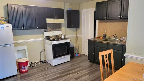 Entry Way - 152 Cannon St, Poughkeepsie, NY 12601 photo 4 of 11