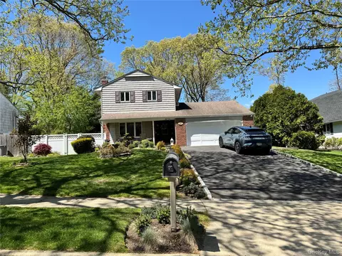40 Boxwood Dr, Kings Park, NY 11754