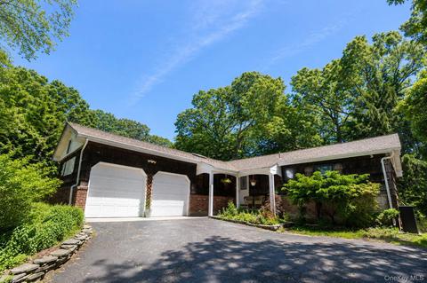 10 Camelot Ln, Setauket, NY 11733