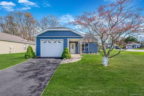 1 Avon Ct, Ridge, NY 11961