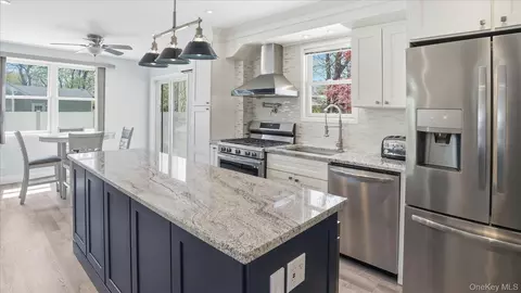 134 Washington Dr, Mastic Beach, NY 11951