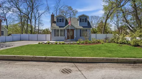 134 Washington Dr, Mastic Beach, NY 11951