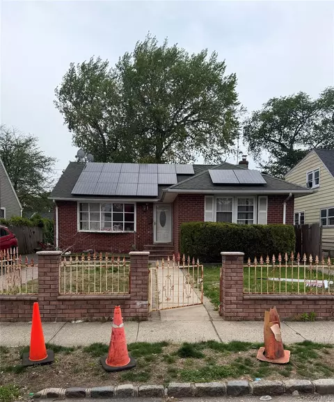 179 Kinkel St, Westbury, NY 11590