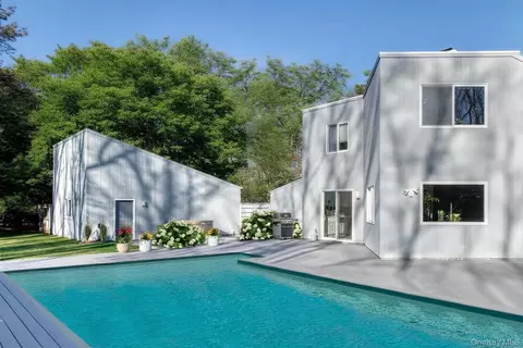 11 N Quarter Rd, Westhampton, NY 11977