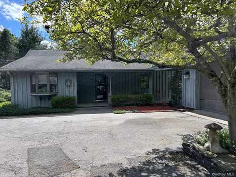 30 Daisy Ln, Poughkeepsie, NY 12603
