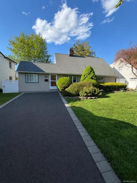27 Blossom Ln, Levittown, NY 11756