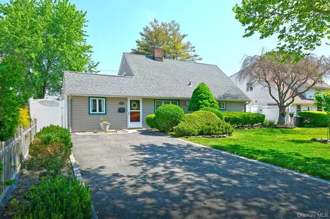 27 Blossom Ln, Levittown, NY 11756