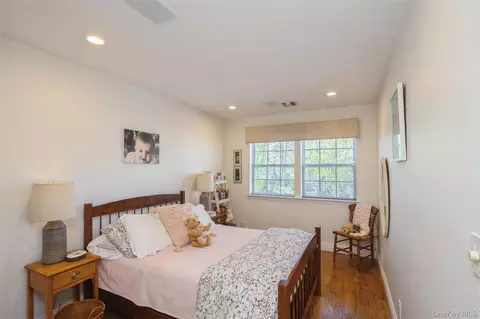 Bedroom - 96 Fairway View Dr, Commack, NY 11725 photo 3 of 4