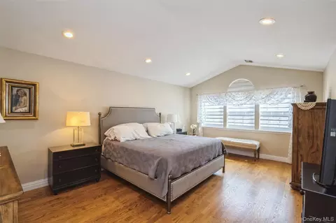 Bedroom - 96 Fairway View Dr, Commack, NY 11725 photo 1 of 4
