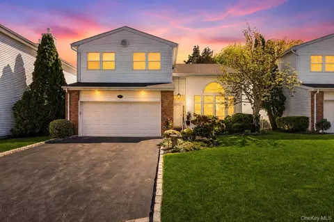 96 Fairway View Dr, Commack, NY 11725
