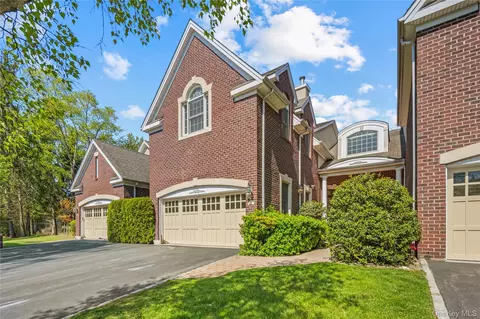 11 Belvedere Ct, North Hempstead, NY 11030