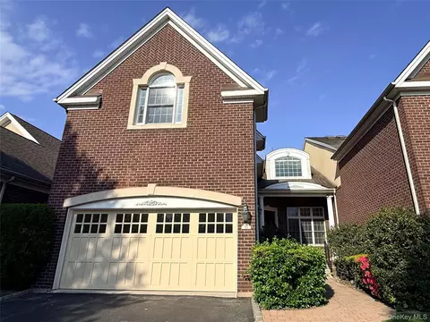 11 Belvedere Ct, North Hempstead, NY 11030