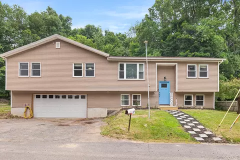 22 Hill View Rd, New Windsor, NY 12553